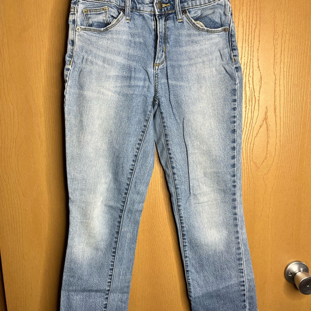Universal Thread Blue Straight Leg Jean Capris